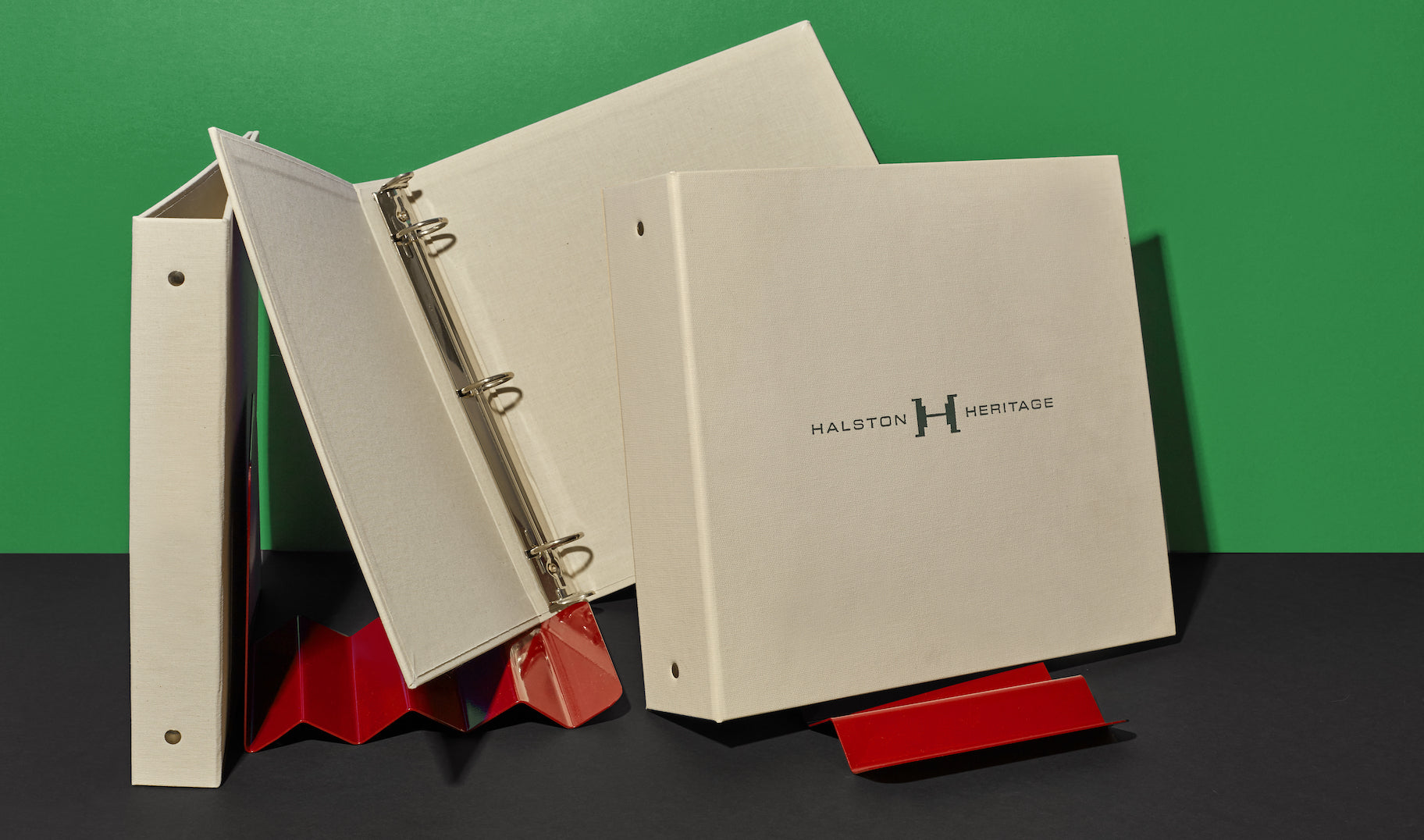 Our custom hardcover binders are the perfect way to elegantly display your presentations, pitch decks, swatches and more.
