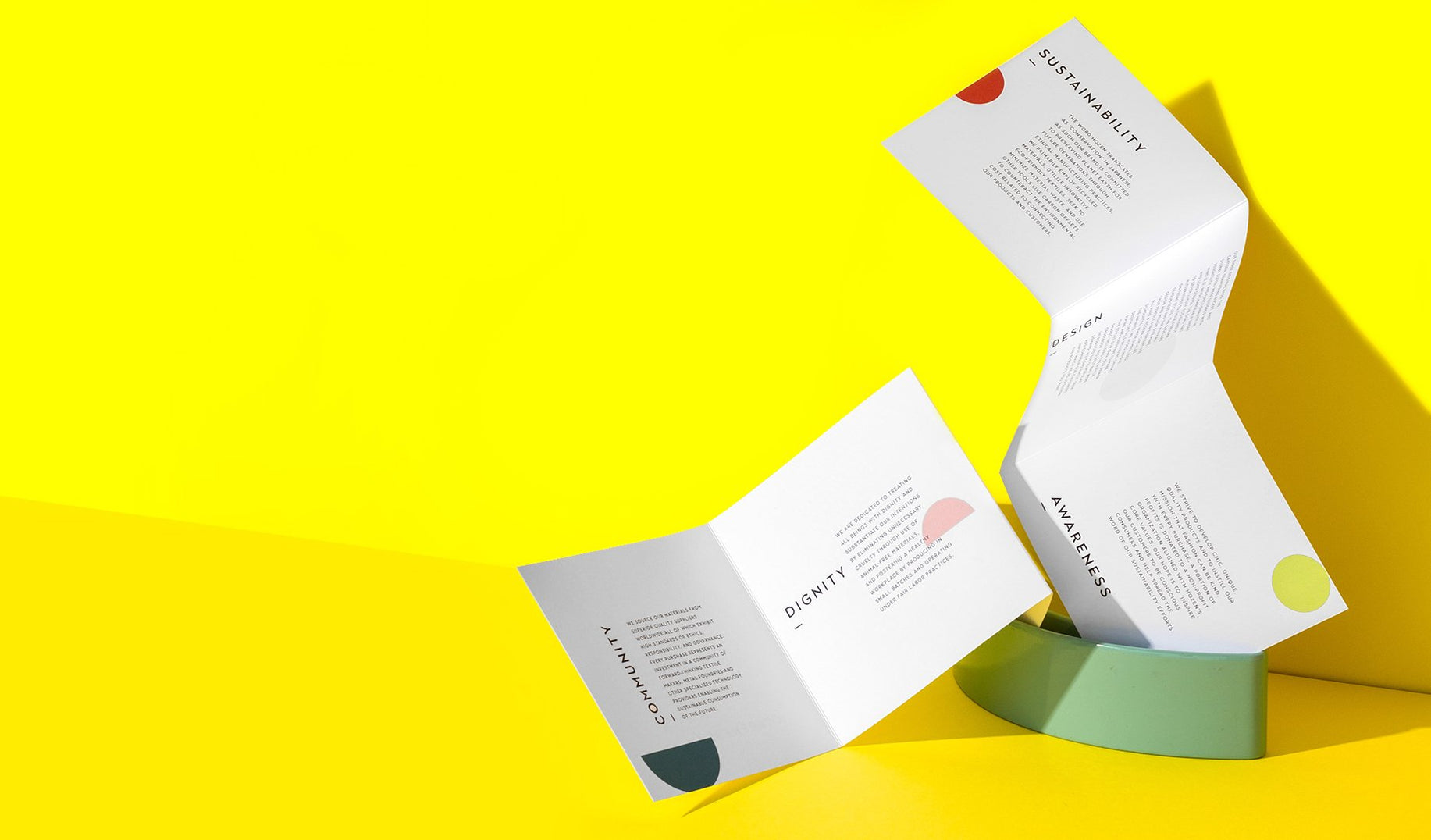 Compact yet compelling: folded cards elevate your communications strategy effortlessly.